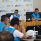 Dirut PLN Darmawan Prasodjo (tengah) ketika memimpin langsung rapat pemulihan sistem kelistrikan Bali di PLTDG Pesanggaran, pada Sabtu pagi (3/5/2025).