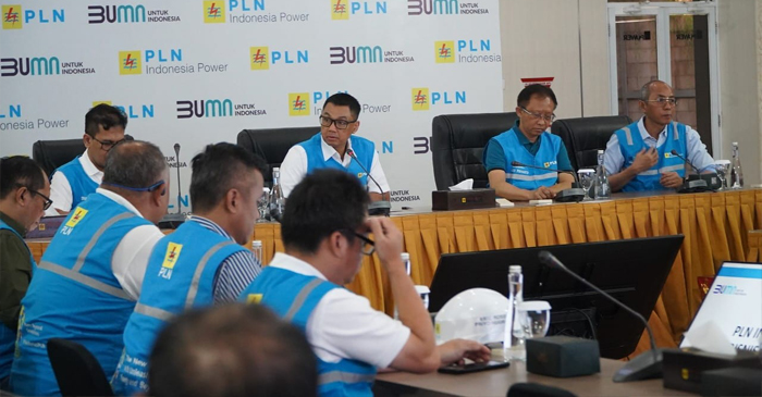 Dirut PLN Darmawan Prasodjo (tengah) ketika memimpin langsung rapat pemulihan sistem kelistrikan Bali di PLTDG Pesanggaran, pada Sabtu pagi (3/5/2025).