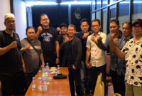 Suasana pose bersama usai pembentukan kepengursan sementara (Ad Hoc) Perkumpulan Putra Putri Halongonan Timur (PPP Haltim).