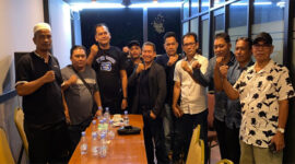 Suasana pose bersama usai pembentukan kepengursan sementara (Ad Hoc) Perkumpulan Putra Putri Halongonan Timur (PPP Haltim).