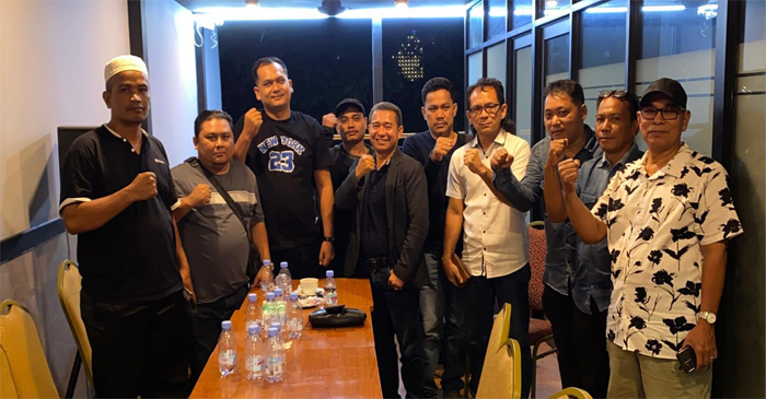 Suasana pose bersama usai pembentukan kepengursan sementara (Ad Hoc) Perkumpulan Putra Putri Halongonan Timur (PPP Haltim).