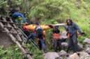 Tim SAR gabungan saat mengevakuasi jenazah seorang wisatawan berkewarganegaraan Malaysia, Rennie Bin Abdul Ghani, dari dalam jurang di jalur pendakian Torean Gunung Rinjani, pada Minggu (4/5/2025).