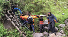 Tim SAR gabungan saat mengevakuasi jenazah seorang wisatawan berkewarganegaraan Malaysia, Rennie Bin Abdul Ghani, dari dalam jurang di jalur pendakian Torean Gunung Rinjani, pada Minggu (4/5/2025).