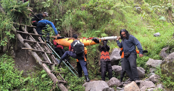 Tim SAR gabungan saat mengevakuasi jenazah seorang wisatawan berkewarganegaraan Malaysia, Rennie Bin Abdul Ghani, dari dalam jurang di jalur pendakian Torean Gunung Rinjani, pada Minggu (4/5/2025).