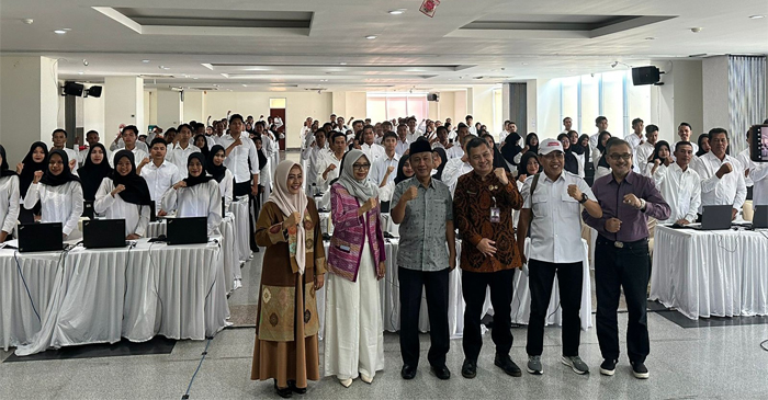 Anggota Komisi II DPR RI dari Fraksi NasDem, H Fauzan Khalid pose bersama saat turun memantau pelaksanaan seleksi PPPK.
