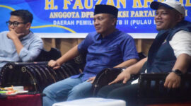 Anggota Komisi II DPR RI dari Partai NasDem, H Fauzan Khalid (tengah) saat menggelar konsolidasi dengan para kader dan jajaran Pengurus Partai NasDem se-Pulau Lombok.