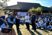 Anggota Komisi II DPR RI Dapil NTB II/Pulau Lombok, H Fauzan Khalid saat meluncurkan program Ngase atau Ngayo Sekolah, di SMA Negeri 1 Narmada.