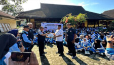 Anggota Komisi II DPR RI Dapil NTB II/Pulau Lombok, H Fauzan Khalid saat meluncurkan program Ngase atau Ngayo Sekolah, di SMA Negeri 1 Narmada.