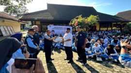 Anggota Komisi II DPR RI Dapil NTB II/Pulau Lombok, H Fauzan Khalid saat meluncurkan program Ngase atau Ngayo Sekolah, di SMA Negeri 1 Narmada.