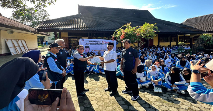 Anggota Komisi II DPR RI Dapil NTB II/Pulau Lombok, H Fauzan Khalid saat meluncurkan program Ngase atau Ngayo Sekolah, di SMA Negeri 1 Narmada.