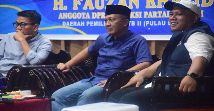 Anggota Komisi II DPR RI dari Partai NasDem, H Fauzan Khalid (tengah) saat menggelar konsolidasi dengan para kader dan jajaran Pengurus Partai NasDem se-Pulau Lombok.
