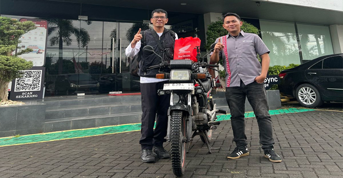 Anggota aktif Honda Asosiasi Lombok, Bang Ronny saat persiapan touring menuju Brunai Darussalam. 