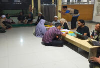 Petugas dari Dinas Dukcapil Lombok Bart saat jemput bola ajak warga di Perumahan Lingkar Muslim, Desa Bajur untuk menjadi warga ber-KTP Lombok Barat.