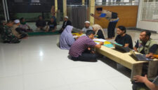 Petugas dari Dinas Dukcapil Lombok Bart saat jemput bola ajak warga di Perumahan Lingkar Muslim, Desa Bajur untuk menjadi warga ber-KTP Lombok Barat.