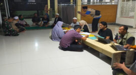 Petugas dari Dinas Dukcapil Lombok Bart saat jemput bola ajak warga di Perumahan Lingkar Muslim, Desa Bajur untuk menjadi warga ber-KTP Lombok Barat.
