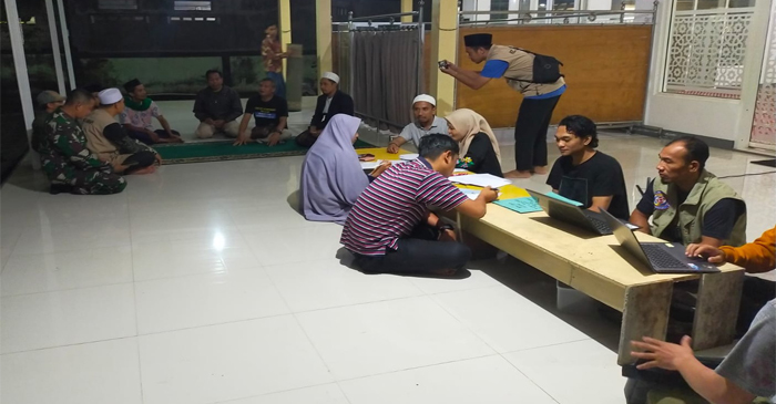 Petugas dari Dinas Dukcapil Lombok Bart saat jemput bola ajak warga di Perumahan Lingkar Muslim, Desa Bajur untuk menjadi warga ber-KTP Lombok Barat.