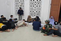 Petugas dari Dinas Dukcapil Lombok Bart saat jemput bola ajak warga di Perumahan Lingkar Muslim, Desa Bajur untuk menjadi warga ber-KTP Lombok Barat, pada Minggu (25/5/2025).