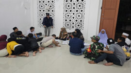 Petugas dari Dinas Dukcapil Lombok Bart saat jemput bola ajak warga di Perumahan Lingkar Muslim, Desa Bajur untuk menjadi warga ber-KTP Lombok Barat, pada Minggu (25/5/2025).