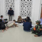 Petugas dari Dinas Dukcapil Lombok Bart saat jemput bola ajak warga di Perumahan Lingkar Muslim, Desa Bajur untuk menjadi warga ber-KTP Lombok Barat, pada Minggu (25/5/2025).