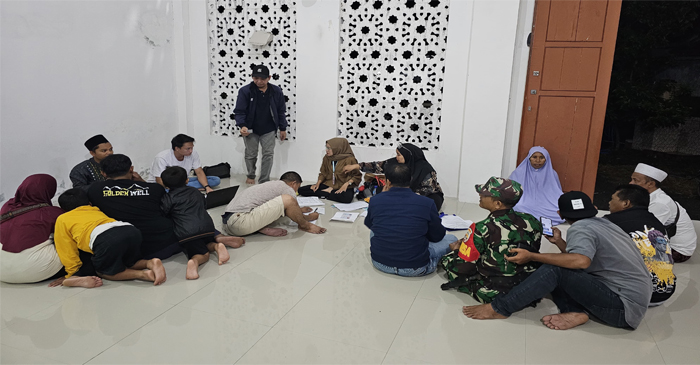 Petugas dari Dinas Dukcapil Lombok Bart saat jemput bola ajak warga di Perumahan Lingkar Muslim, Desa Bajur untuk menjadi warga ber-KTP Lombok Barat, pada Minggu (25/5/2025).