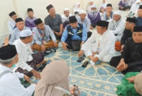 Bupati Lobar, Lalu Ahmad Zaini saat bersama para jemaah calon haji asal Lobar di Tanah Suci Makkah.