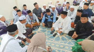 Bupati Lobar, Lalu Ahmad Zaini saat bersama para jemaah calon haji asal Lobar di Tanah Suci Makkah.