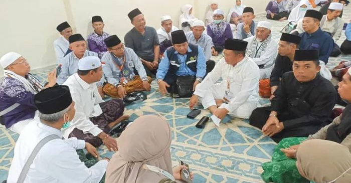 Bupati Lobar, Lalu Ahmad Zaini saat bersama para jemaah calon haji asal Lobar di Tanah Suci Makkah.