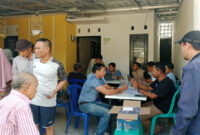Suasana warga Dusun Bayan Pengsong, Desa Perampuan, saat mengurus administrasi kependudukan.