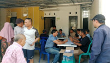 Suasana warga Dusun Bayan Pengsong, Desa Perampuan, saat mengurus administrasi kependudukan.