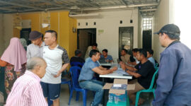 Suasana warga Dusun Bayan Pengsong, Desa Perampuan, saat mengurus administrasi kependudukan.