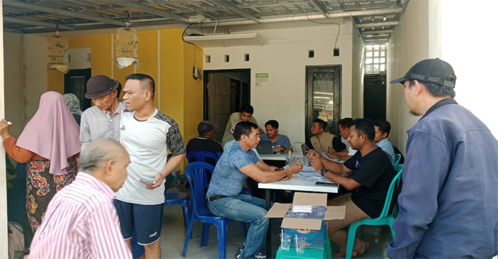 Suasana warga Dusun Bayan Pengsong, Desa Perampuan, saat mengurus administrasi kependudukan.