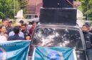 Puluhan massa aksi saat berorasi di depan Kantor Gubernur NTB, Kamis (15/5/2025). 