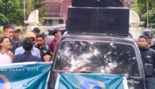 Puluhan massa aksi saat berorasi di depan Kantor Gubernur NTB, Kamis (15/5/2025). 