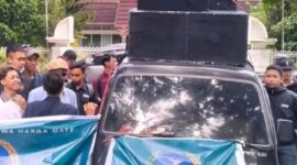Puluhan massa aksi saat berorasi di depan Kantor Gubernur NTB, Kamis (15/5/2025). 