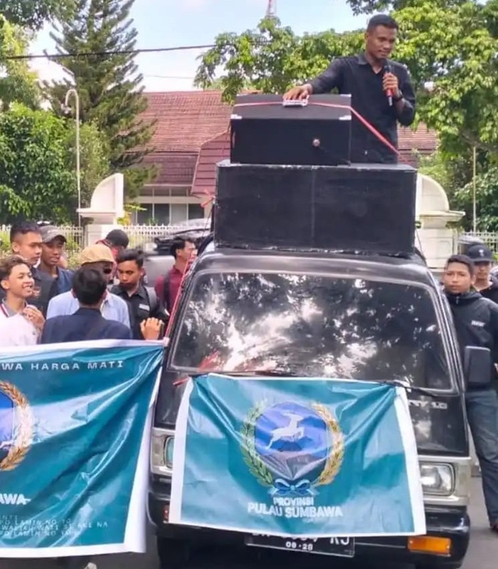 Puluhan massa aksi saat berorasi di depan Kantor Gubernur NTB, Kamis (15/5/2025). 