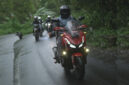 Para pengendara saat mengendarai motor matic melalui jalan tanjakan yang licin.