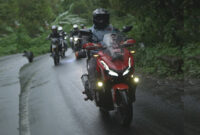 Para pengendara saat mengendarai motor matic melalui jalan tanjakan yang licin.