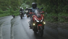 Para pengendara saat mengendarai motor matic melalui jalan tanjakan yang licin.