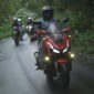 Para pengendara saat mengendarai motor matic melalui jalan tanjakan yang licin.