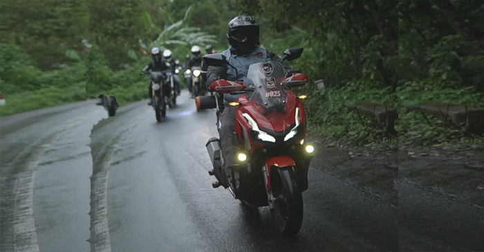 Para pengendara saat mengendarai motor matic melalui jalan tanjakan yang licin.