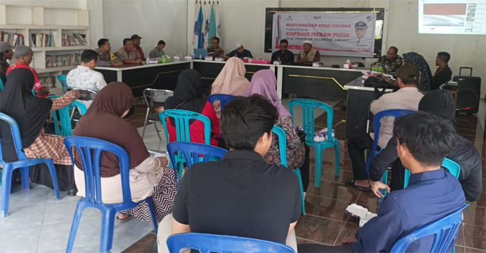 Suasana acara Musdessus pembentukan Kopdes Merah Putih, di Aula Kantor Kepala Desa Perampuan, Kamis (22/5/2025).
