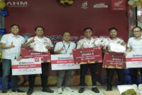 Para pemenang Final Technical Skill Contest Technician & Service Advisor 2025 tingkat Regional saat menerima hadiah.