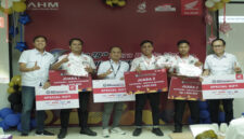 Para pemenang Final Technical Skill Contest Technician & Service Advisor 2025 tingkat Regional saat menerima hadiah.
