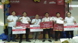 Para pemenang Final Technical Skill Contest Technician & Service Advisor 2025 tingkat Regional saat menerima hadiah.