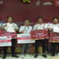 Para pemenang Final Technical Skill Contest Technician & Service Advisor 2025 tingkat Regional saat menerima hadiah.