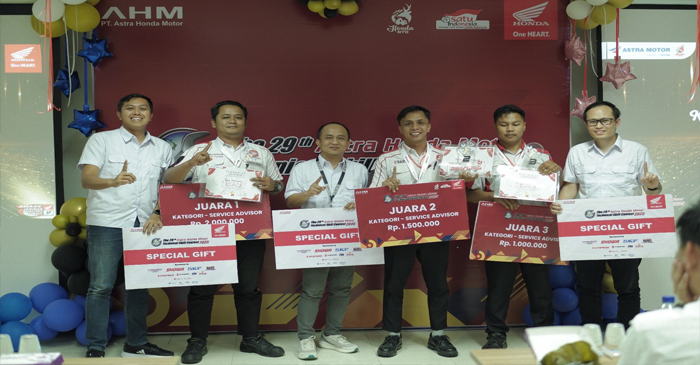 Para pemenang Final Technical Skill Contest Technician & Service Advisor 2025 tingkat Regional saat menerima hadiah.
