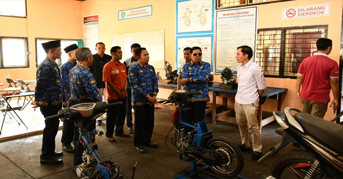Suasana pelaksanaan pelatihan vokasi dan produktivitas tenaga kerja yang berlangsung di Aula Lembaga Latihan Kerja (LLK) Selong, Kamis (17/4/2025).