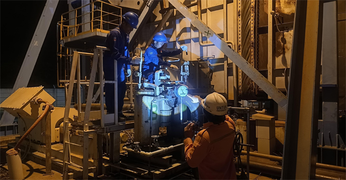 Petugas PLN Bali saat melakukan perbaikan sistem kelistrikan pada Jumat malam (2/5/2025), memastikan gangguan dapat dipulihkan secepatnya.