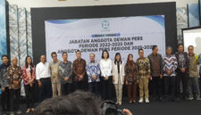Suasana pose bersama di sela-sela acara Sertijab anggota baru Dewan Persi periode 2025-2028, di Hall Dewan Pers, Rabu (14/5/2025).