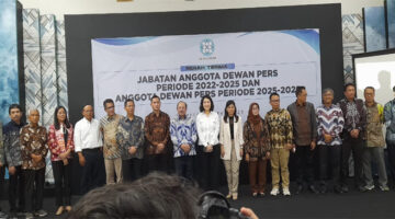 Suasana pose bersama di sela-sela acara Sertijab anggota baru Dewan Persi periode 2025-2028, di Hall Dewan Pers, Rabu (14/5/2025).